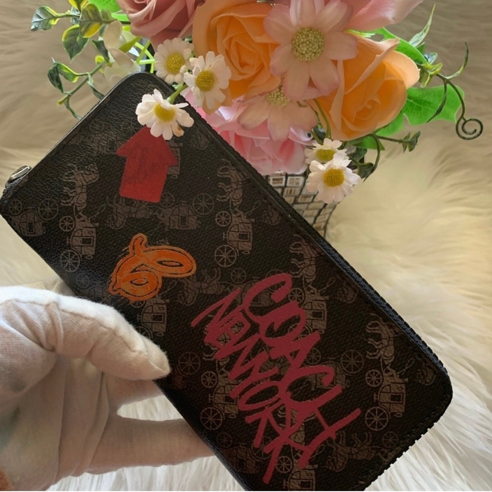 NWOT Coach Accordion Zip Around Graffiti Signature with Horse and Carriage Print